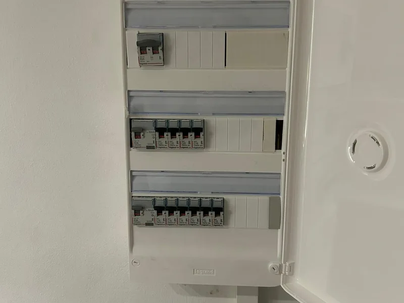 Avant : installation électrique ancienne à rénover